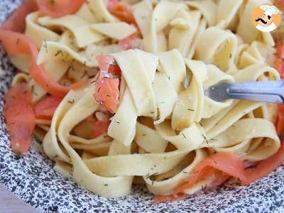 Tagliatelle s uzeným lososem a koprem - foto 4