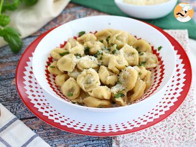 Tortellini s parmazánem, šunkou a bazalkou