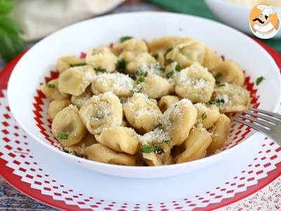 Tortellini s parmazánem, šunkou a bazalkou - foto 3