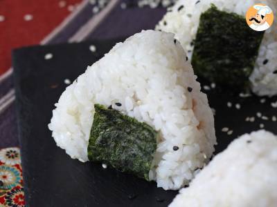 Tuňákové onigiri, malý japonský trojúhelníkový sendvič s rýží - おにぎり