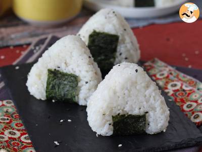 Tuňákové onigiri, malý japonský trojúhelníkový sendvič s rýží - おにぎり - foto 2