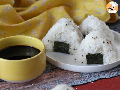 Tuňákové onigiri, malý japonský trojúhelníkový sendvič s rýží - おにぎり - foto 3