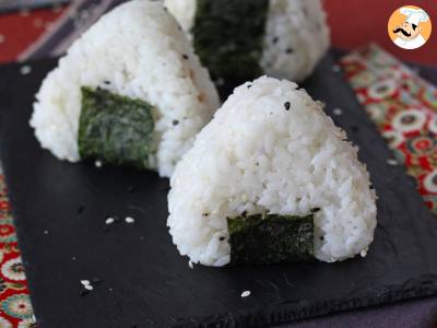 Tuňákové onigiri, malý japonský trojúhelníkový sendvič s rýží - おにぎり - foto 4