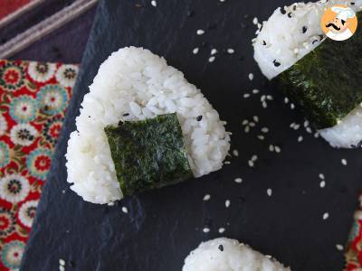 Tuňákové onigiri, malý japonský trojúhelníkový sendvič s rýží - おにぎり - foto 7